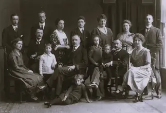 familieportret van een groot gezin